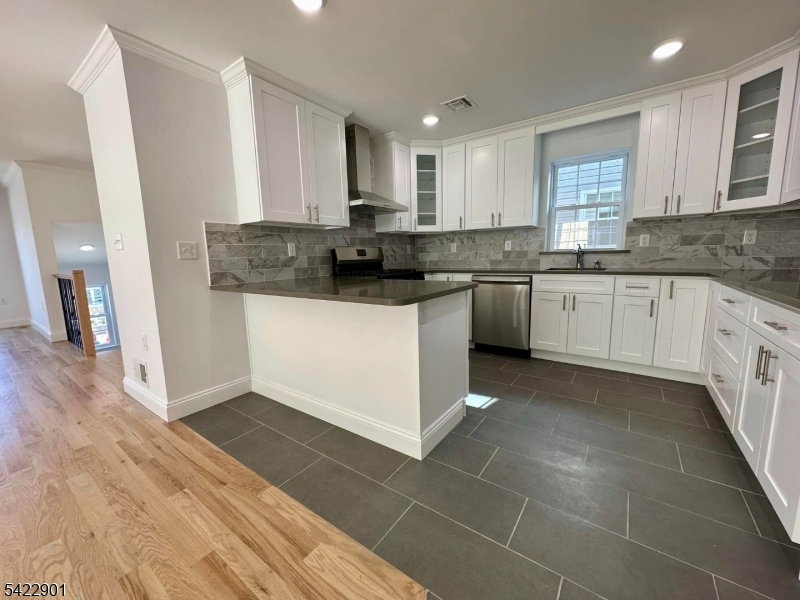 137 Court Street Elizabeth Port, NJ 07206 - Photo 4 of 16