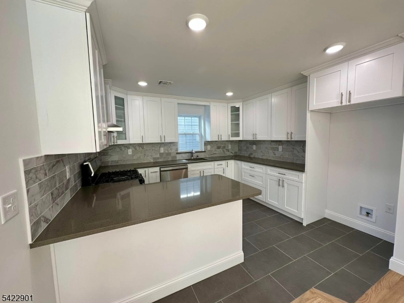 137 Court Street Elizabeth Port, NJ 07206 - Photo 9 of 16