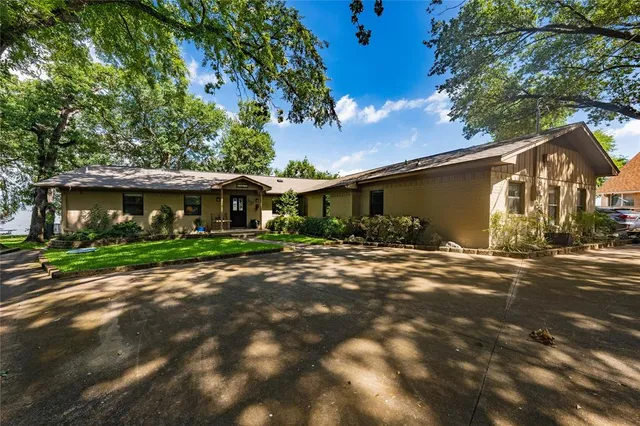 $899,000 | 10136 Cherokee Lane, Payne Springs, TX 75156