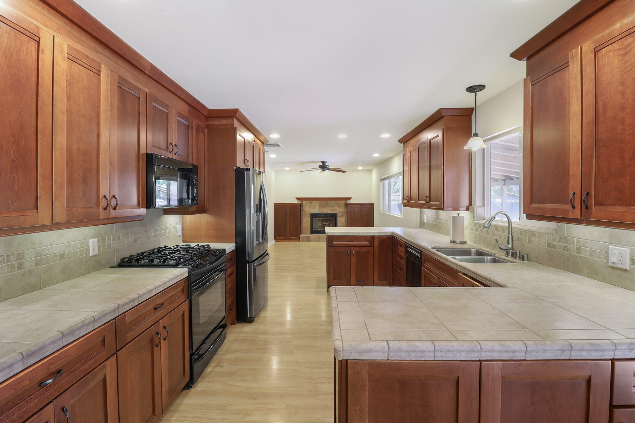 544 Rafael Street Redding, CA 96002 - Photo 15 of 41 Tons of Counter Space