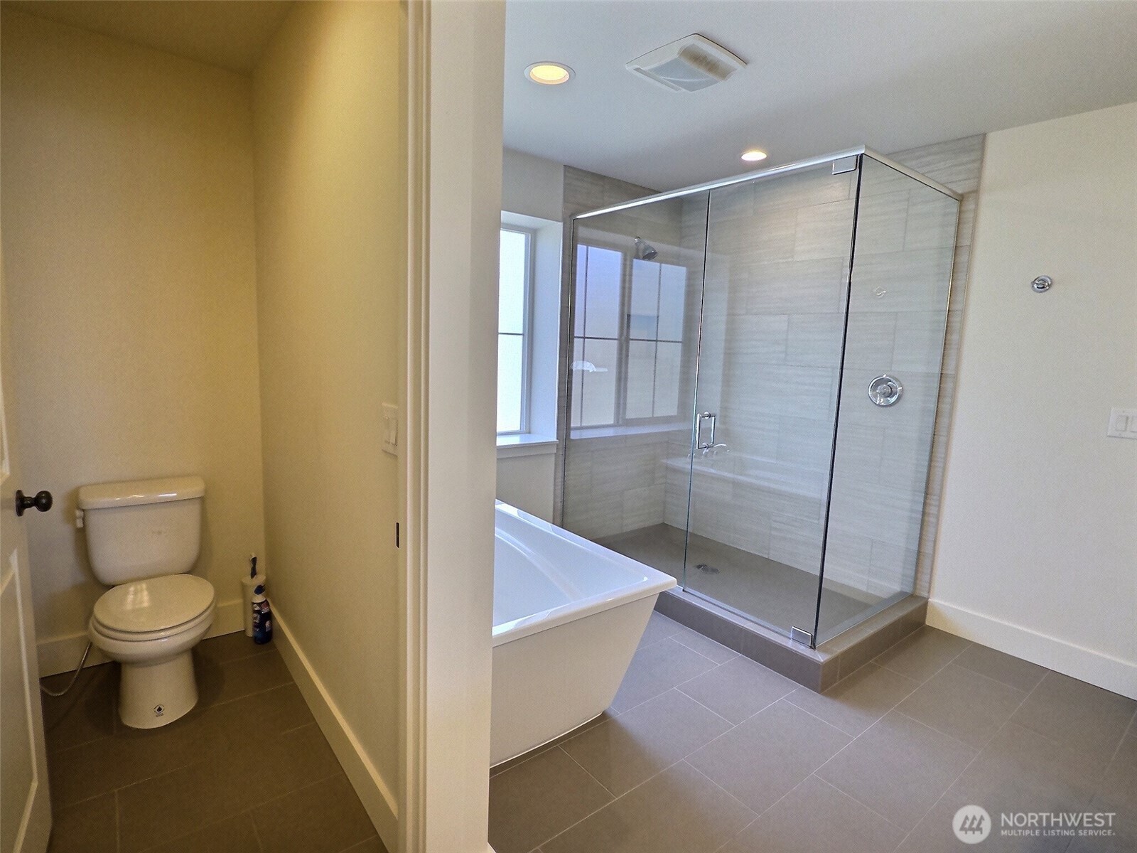 745 North 101st Street Seattle, WA 98133 - Photo 18 of 36