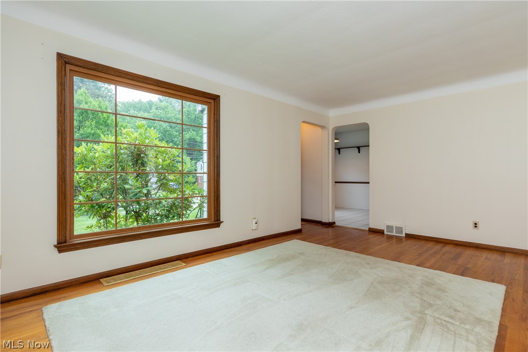 4589 East Berwald Road Cleveland, OH 44121 - Photo 4 of 26 Gallery Image 4