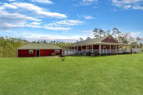 $299,900 | 389 East Creekview Drive, Wewahitchka, FL 32465
