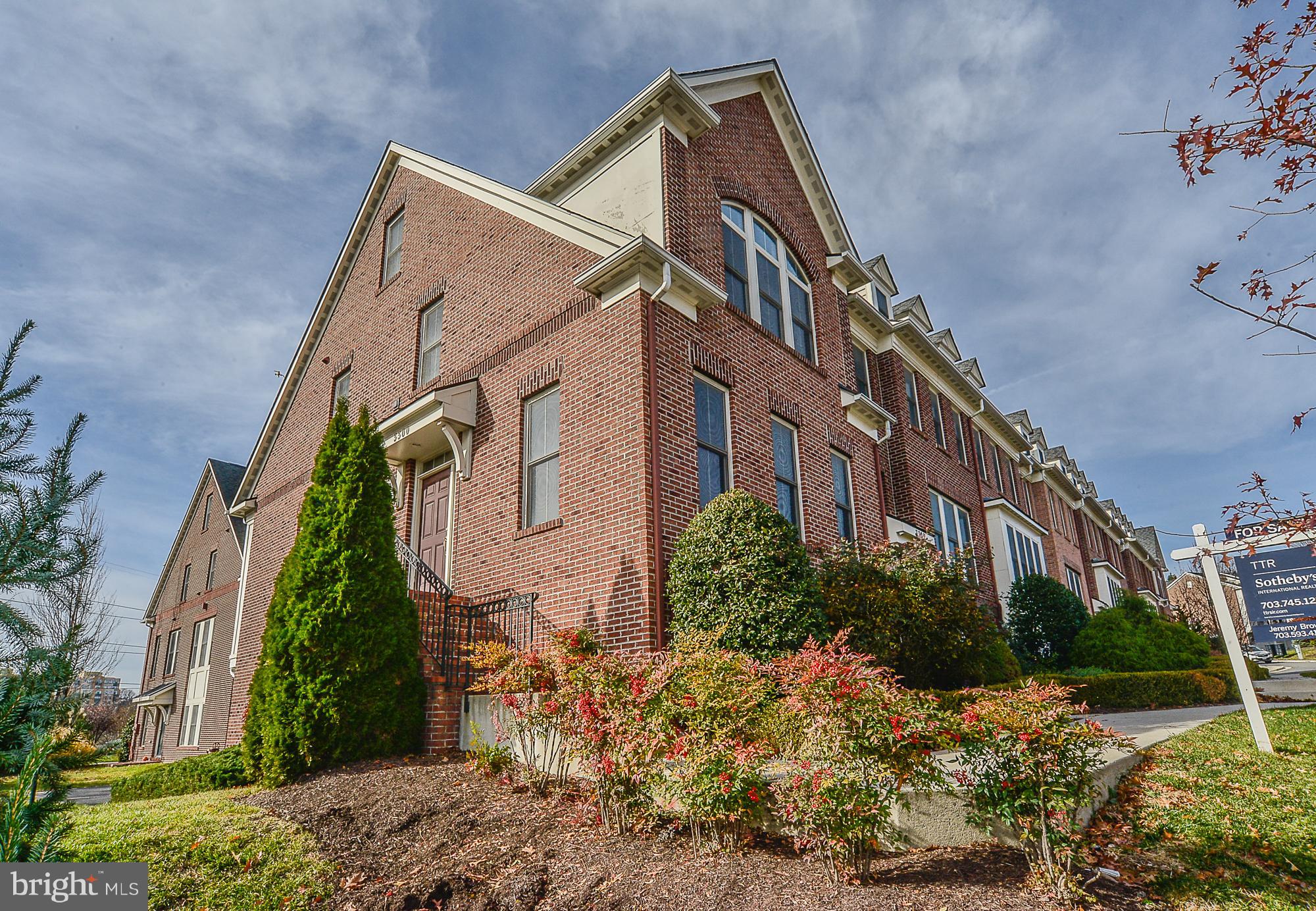End Unit with side entrance