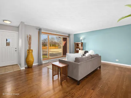 $535,000 | 392 East St Charles Road, Elmhurst, IL 60126
