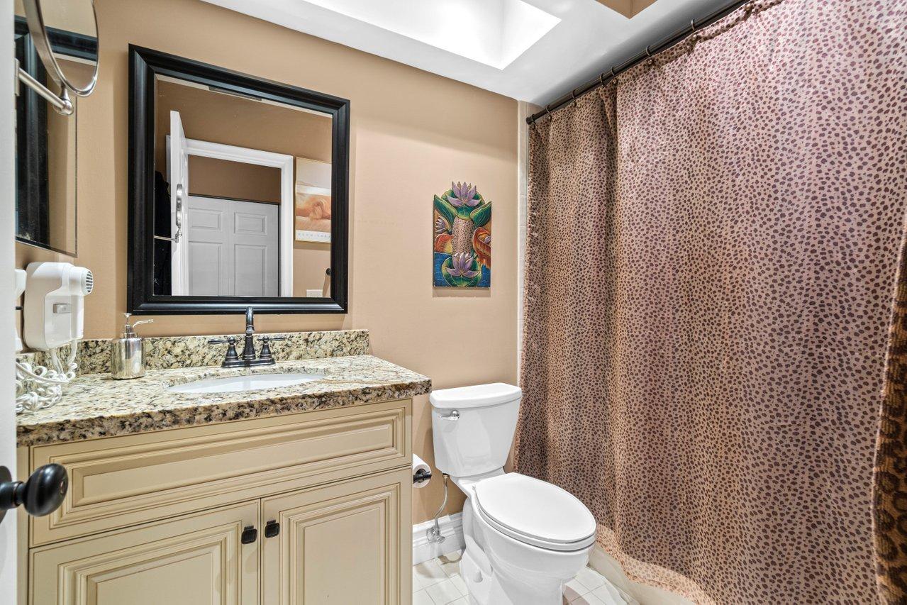 10948 Hidden Lake Place Boca Raton, FL 33498 - Photo 16 of 38 Guest Bathroom