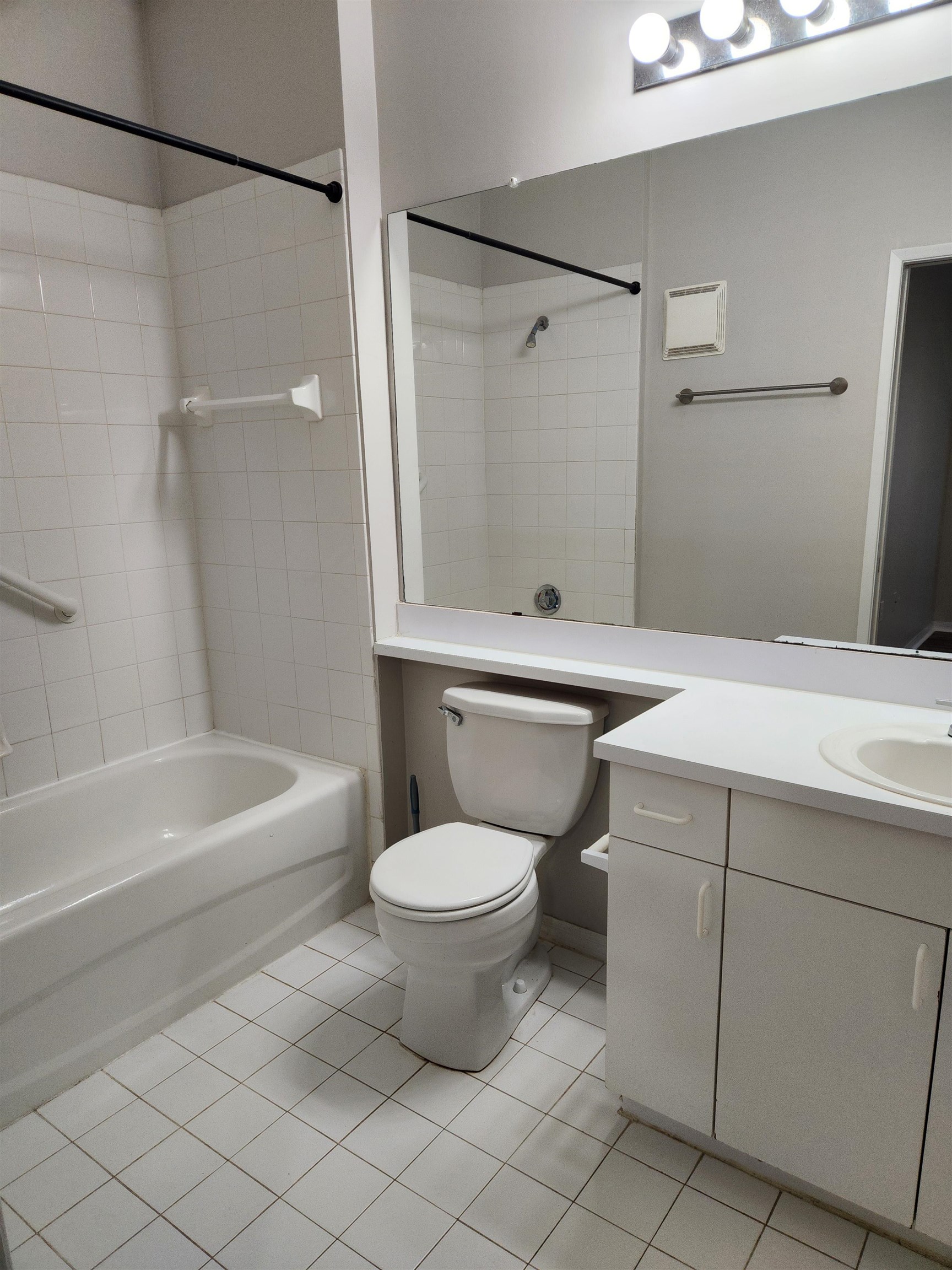 510 Florida Club Boulevard, Unit 101 St. Augustine, FL 32084 - Photo 26 of 37 a bathroom with a sink a toilet and a bathtub