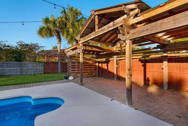 a view of a backyard