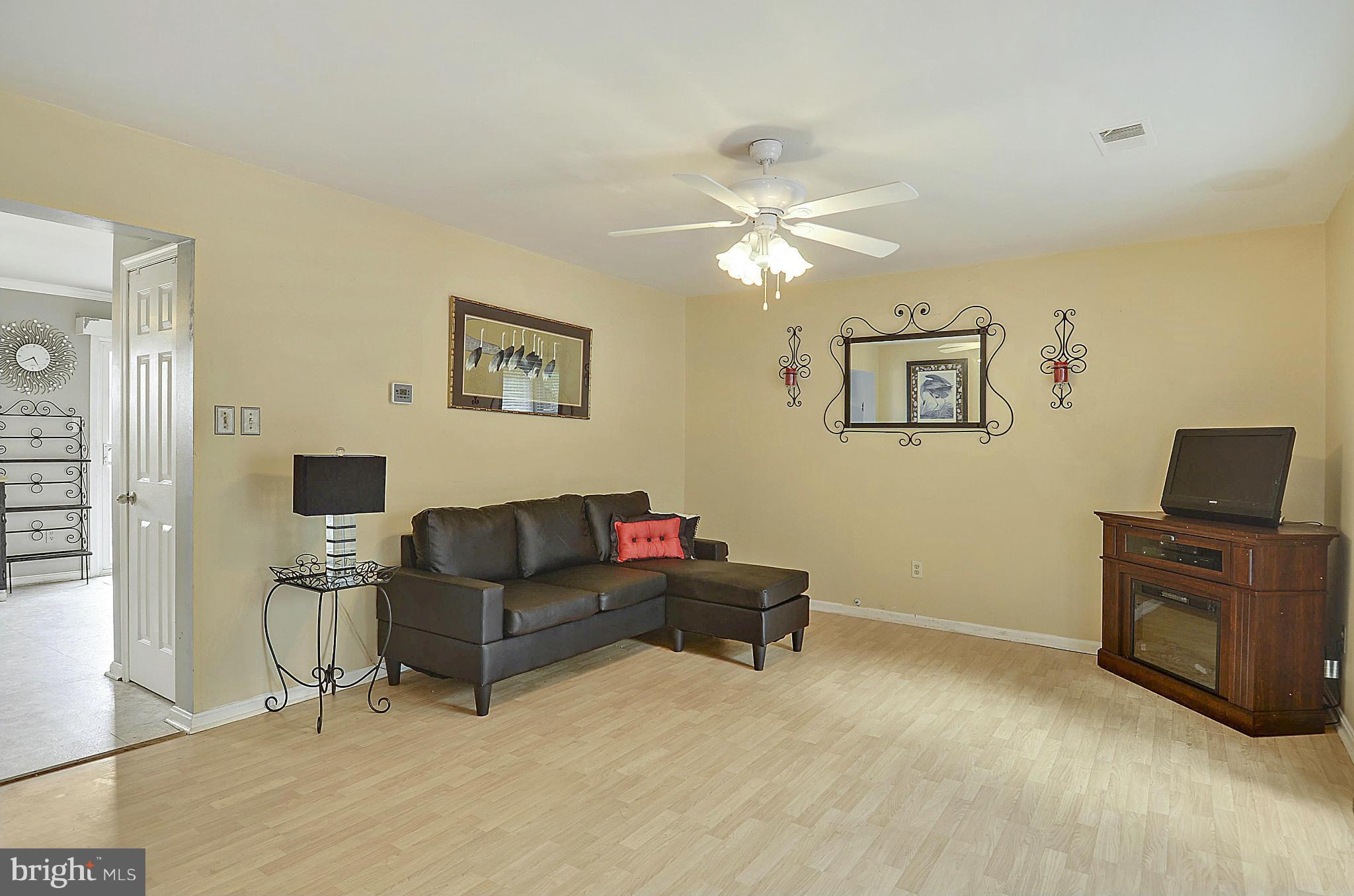 3324 Hooper Road New Windsor, MD 21776 - Photo 4 of 30 Living Room