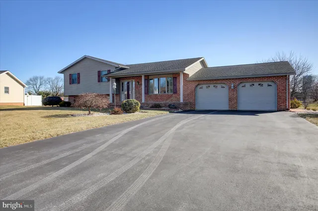 $395,000 | 722 Mahantango Drive, Chambersburg, PA 17202