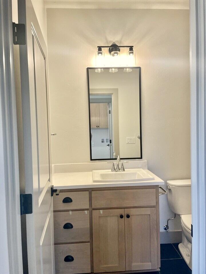 371 Randy Street Ashland, OR 97520 - Photo 25 of 35 Guest Bathroom