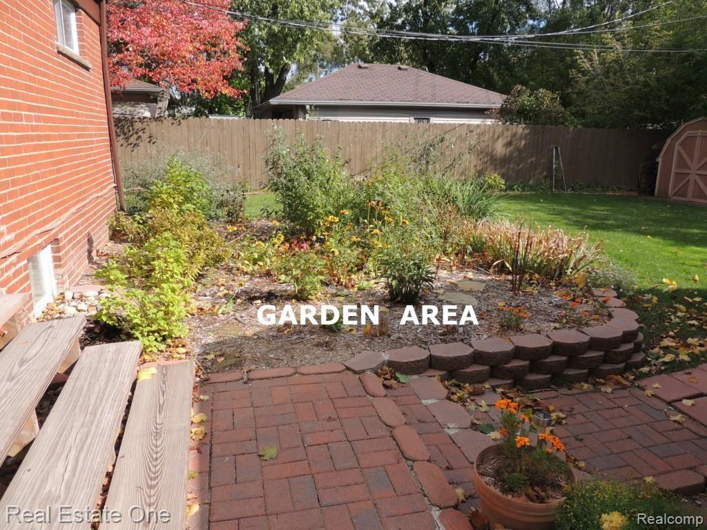 387 West Tienken Road Rochester, MI 48306 - Photo 19 of 23 DSCN3156--GARDEN AREA.jpg