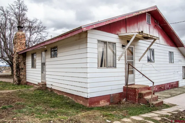 a view of a house with backyard
