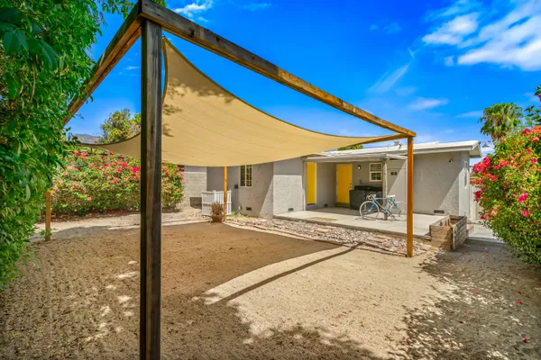 a view of a backyard