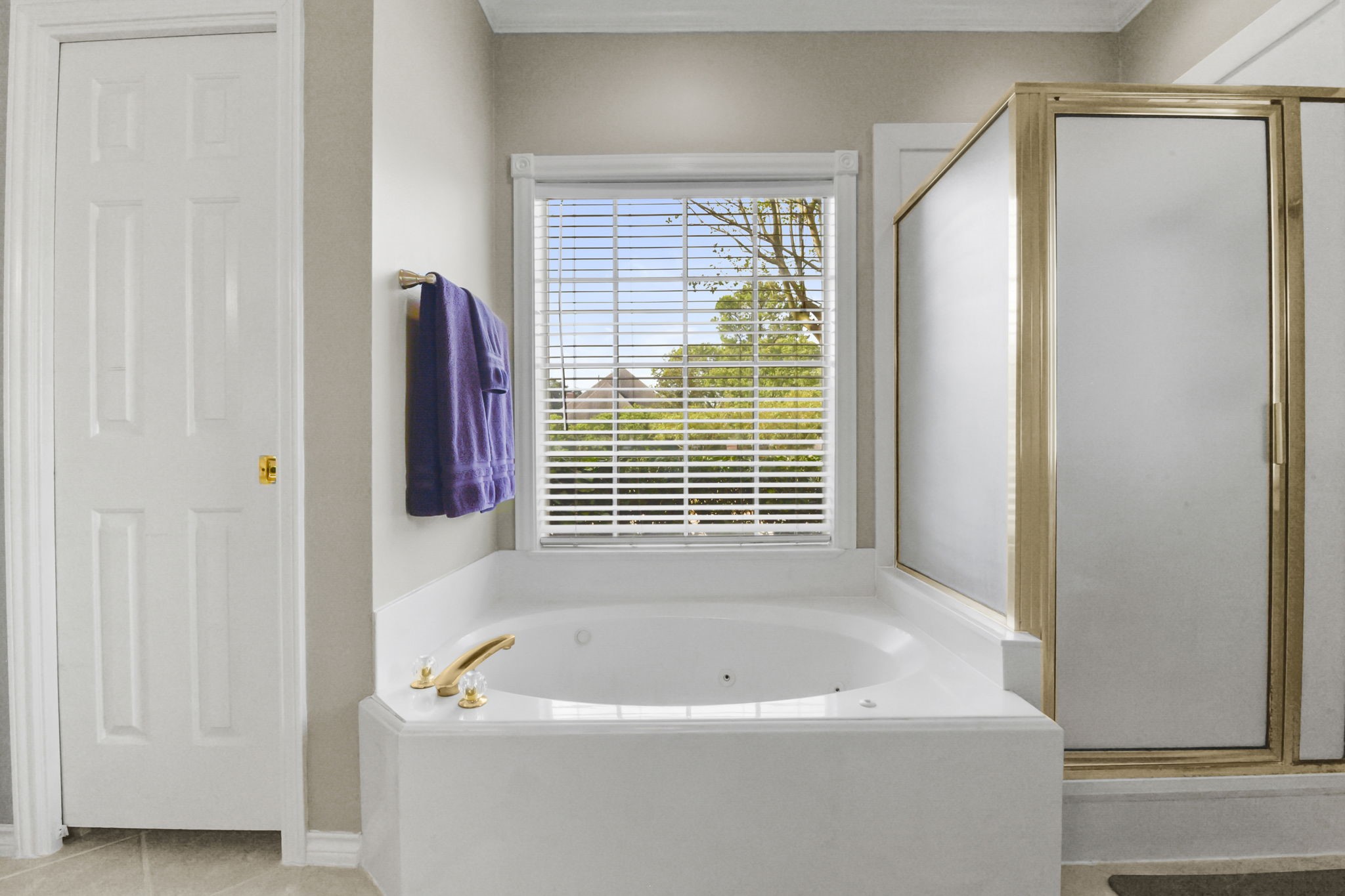5827 Ashmere Lane Spring, TX 77379 - Photo 35 of 50 a bathroom with a bathtub and a window