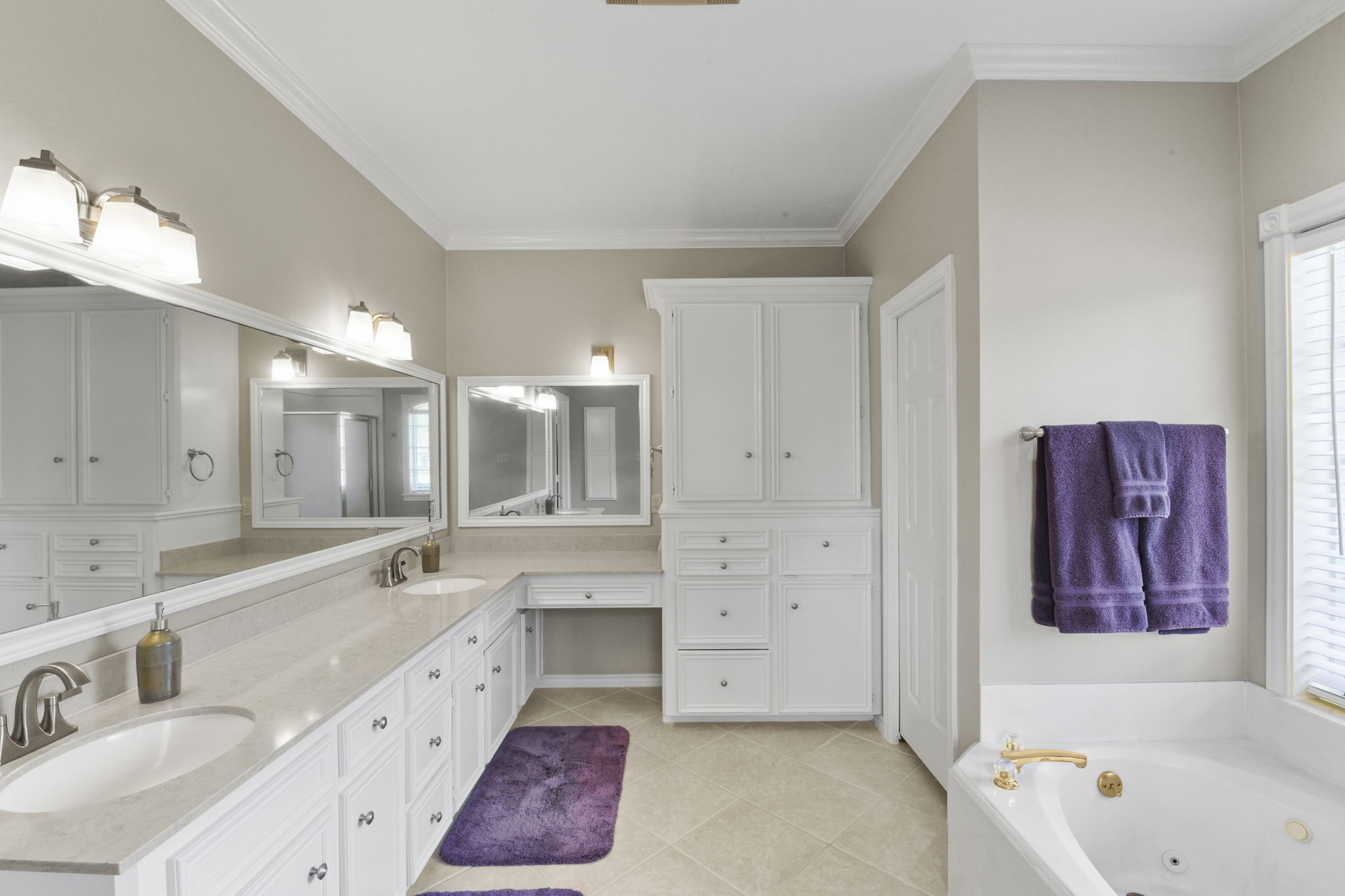 5827 Ashmere Lane Spring, TX 77379 - Photo 36 of 50 a bathroom with a tub sink and mirror