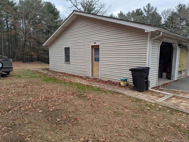 a view of a house with backyard and garden