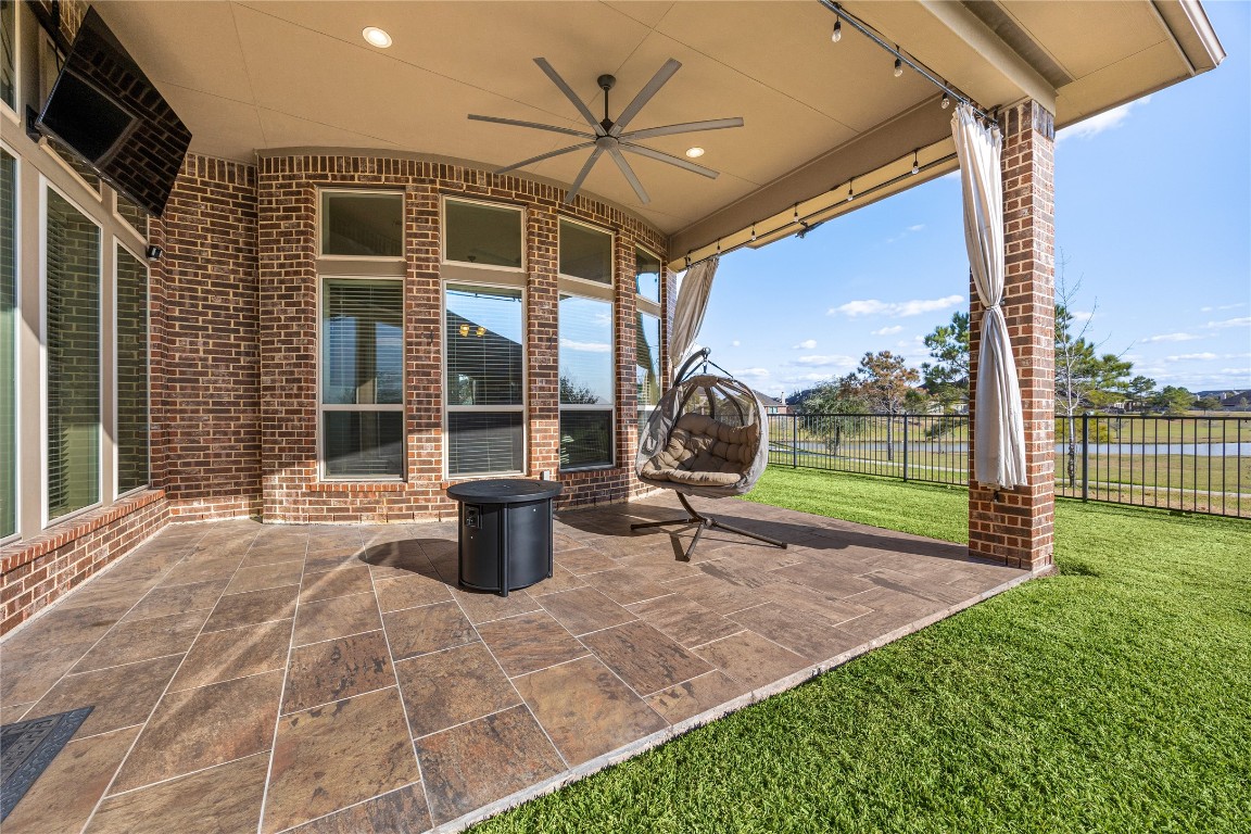 23211 Ruspino Shores Place Katy, TX 77493 - Photo 30 of 39 a garden view with a outdoor space