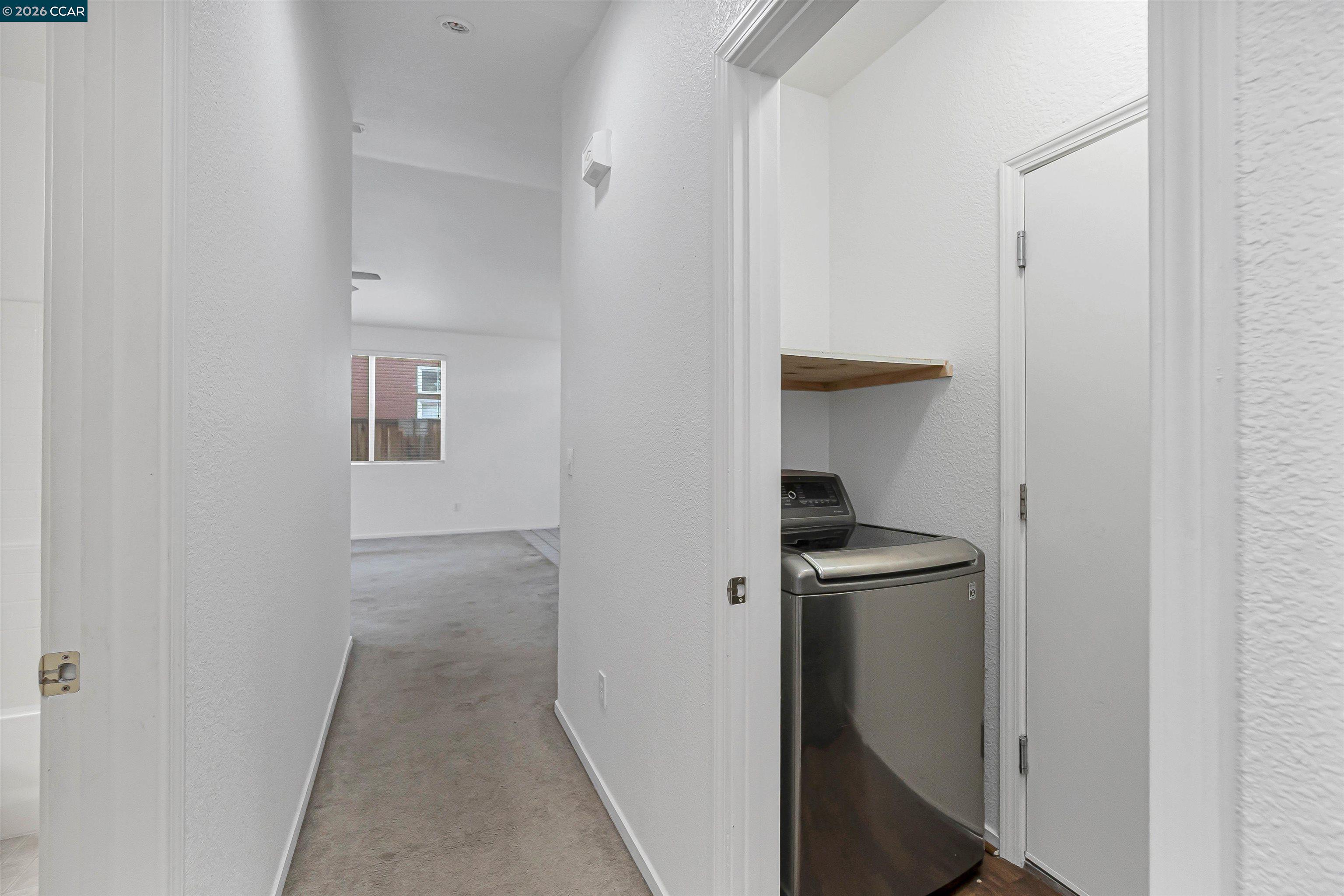 686 Anderson Way Rio Vista, CA 94571 - Photo 17 of 36 a view of hallway with sink