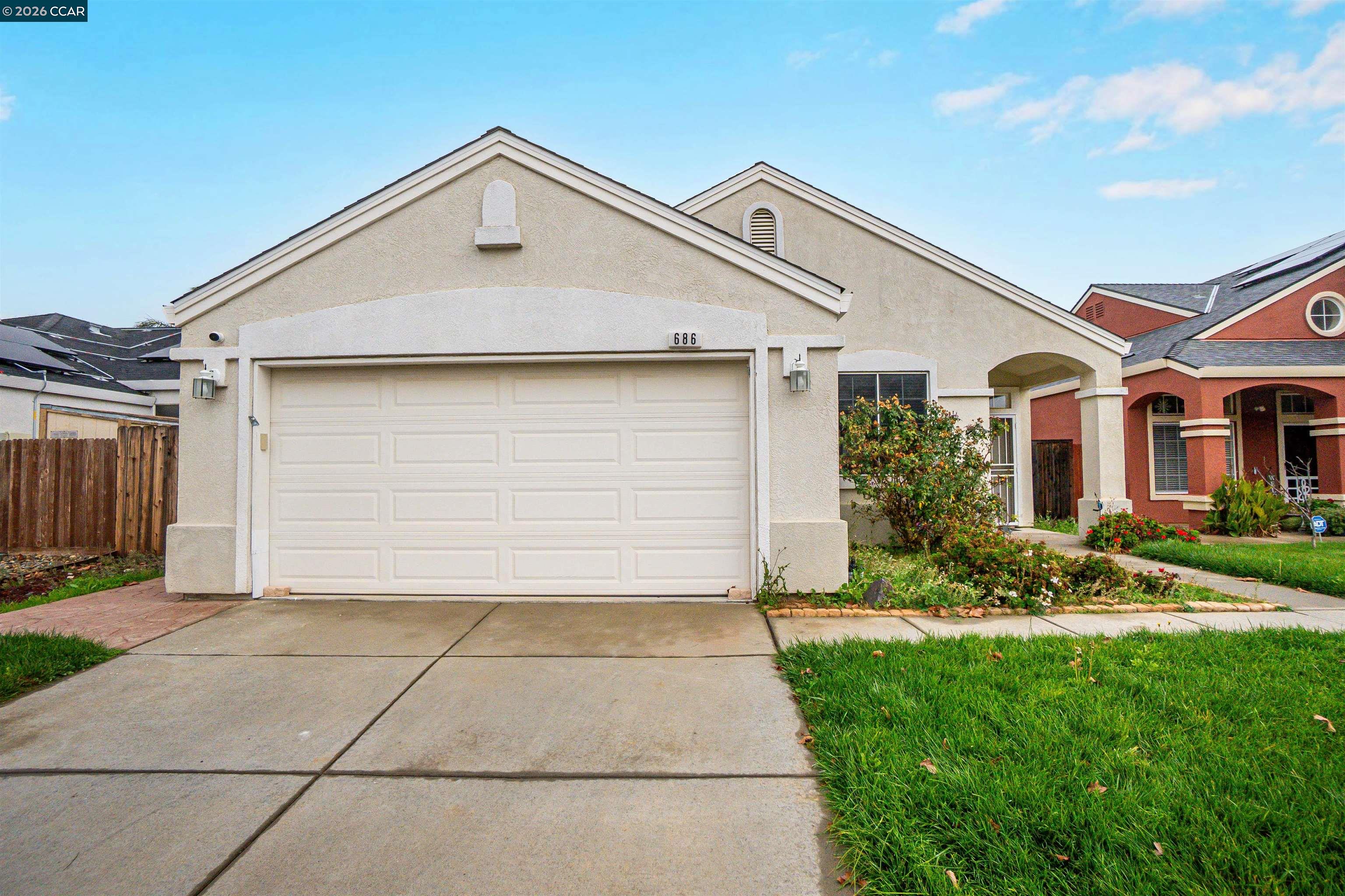 686 Anderson Way Rio Vista, CA 94571 - Photo 2 of 36 a front view of a house with garden
