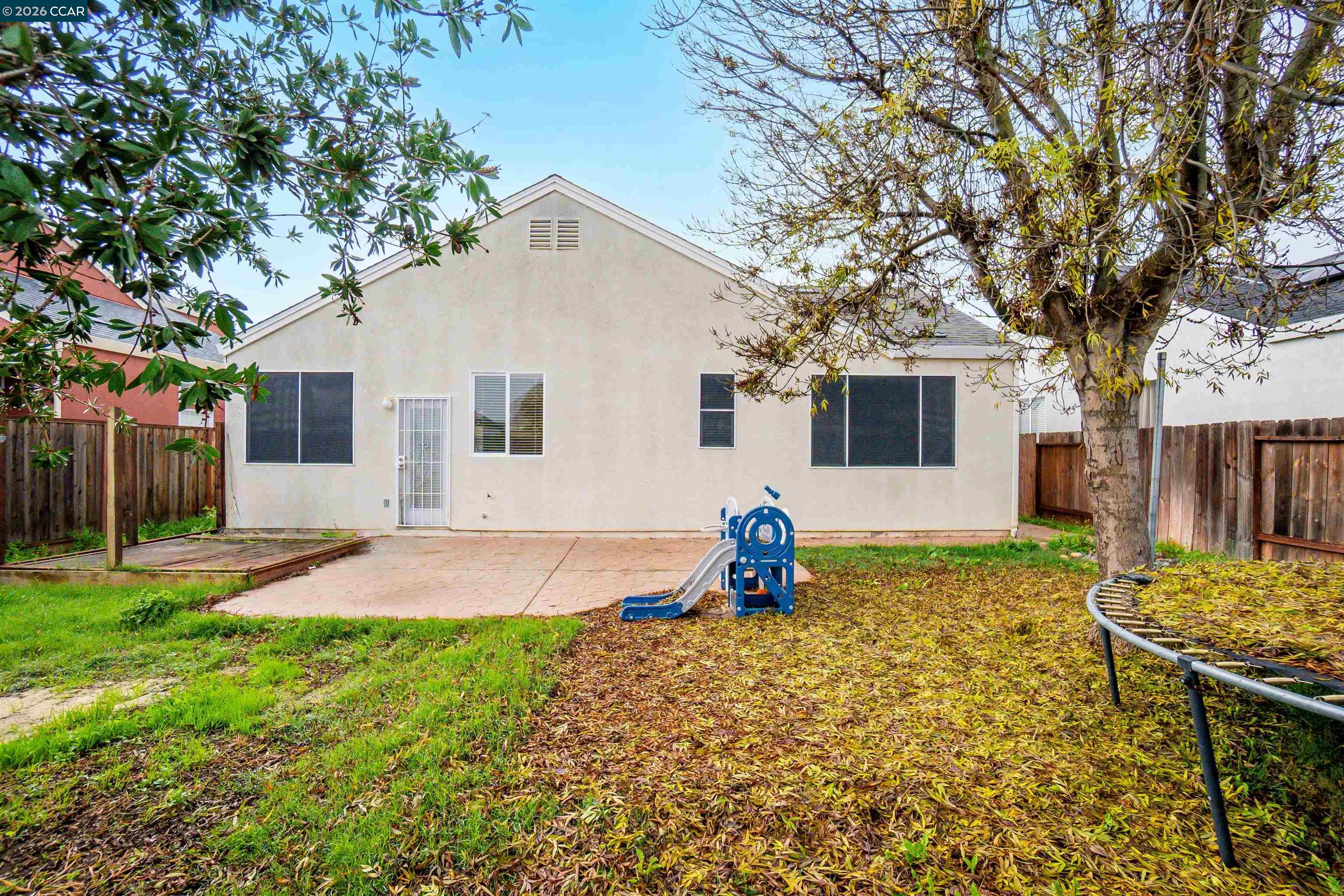 686 Anderson Way Rio Vista, CA 94571 - Photo 26 of 36 a front view of a house with garden