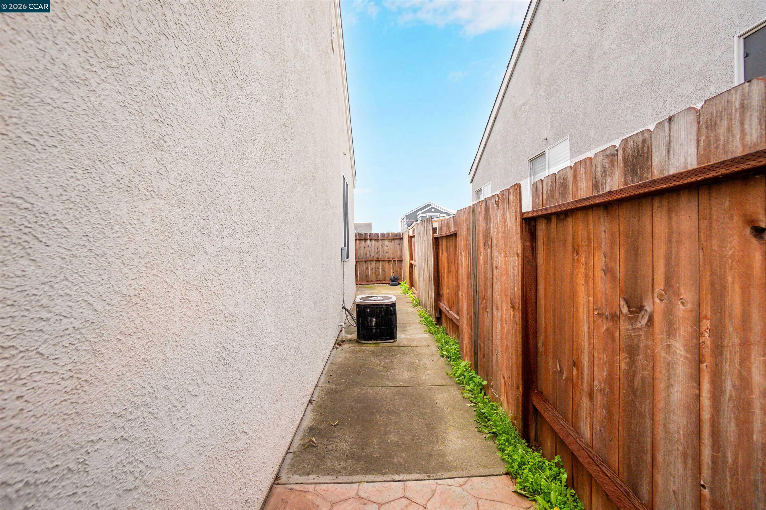 686 Anderson Way Rio Vista, CA 94571 - Photo 31 of 36 a view of a pathway with a building