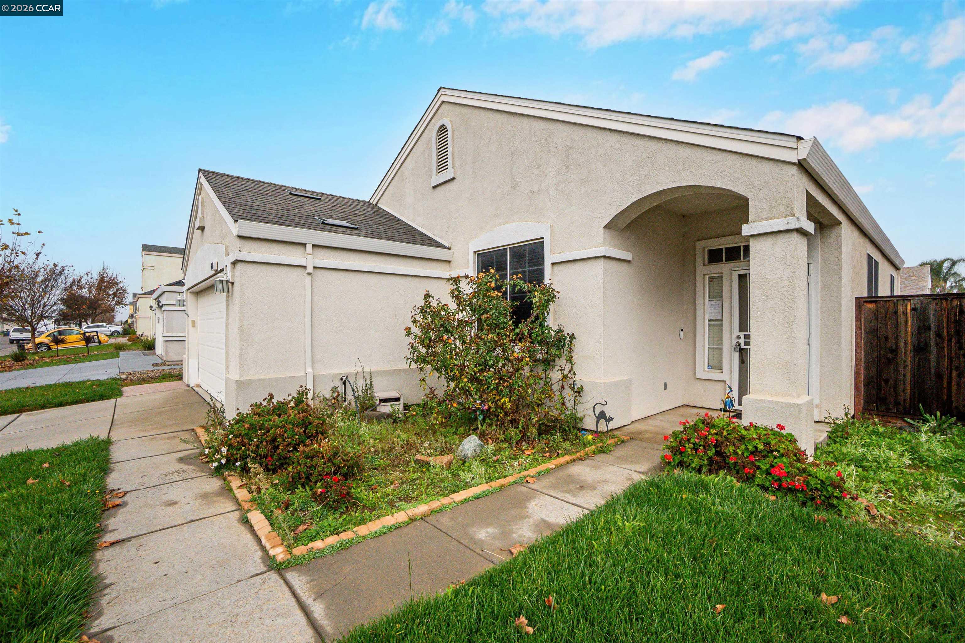 686 Anderson Way Rio Vista, CA 94571 - Photo 4 of 36 a front view of a house with a yard