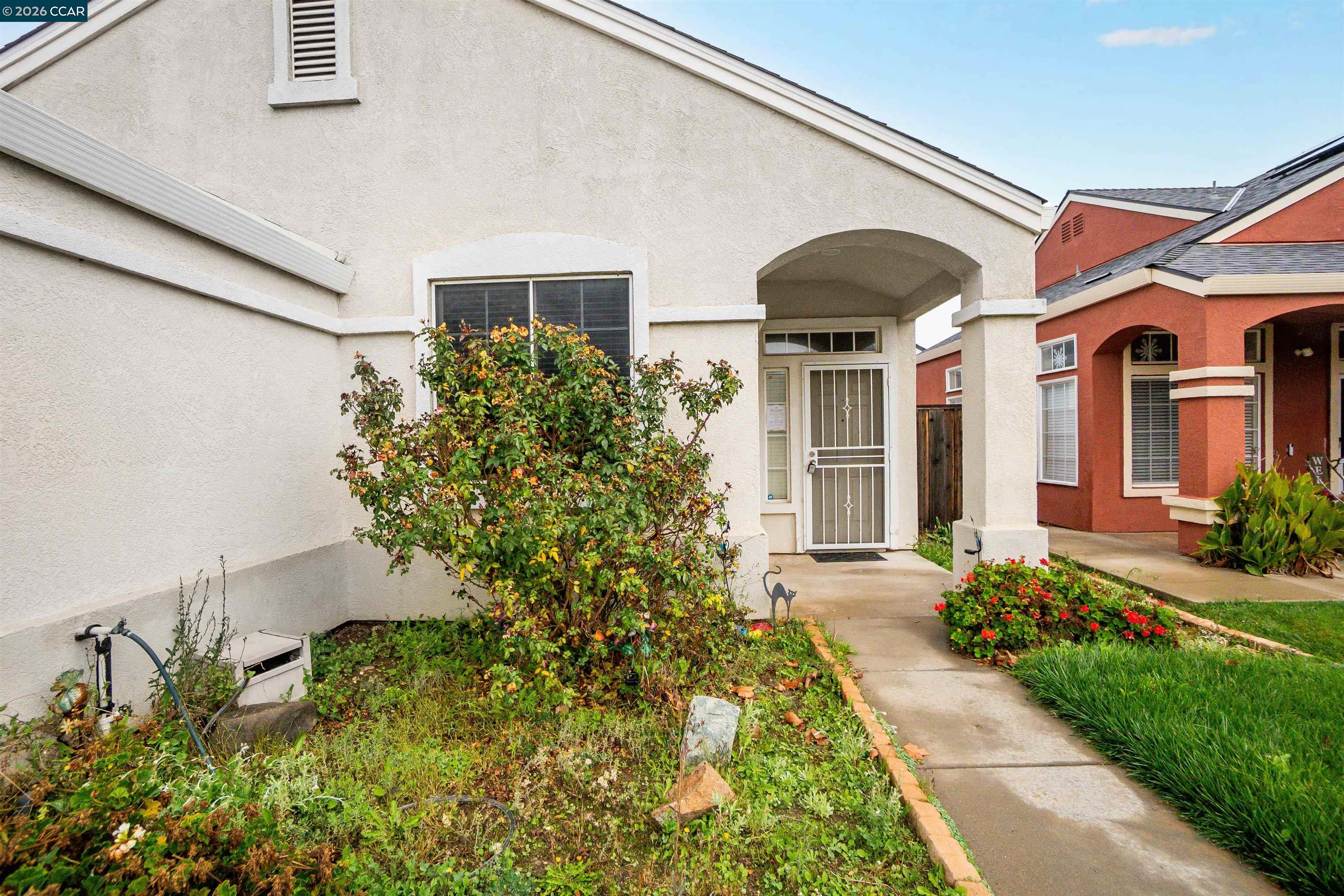 686 Anderson Way Rio Vista, CA 94571 - Photo 5 of 36 a front view of a house with a yard
