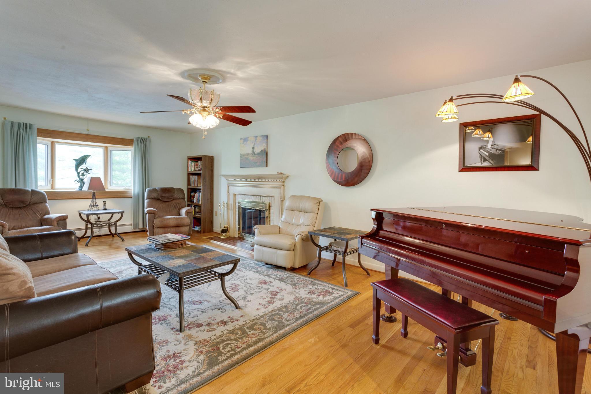 2709 Colt Run Road Oakton, VA 22124 - Photo 3 of 30 Living Room