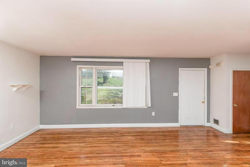 6627 Dogwood Road Baltimore, MD 21207 - Photo 3 of 30 Living Room