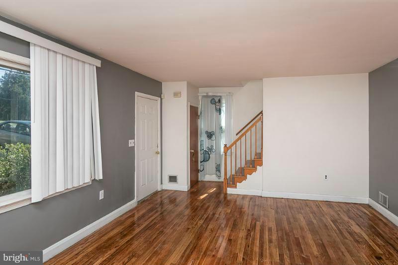 6627 Dogwood Road Baltimore, MD 21207 - Photo 4 of 30 Living Room