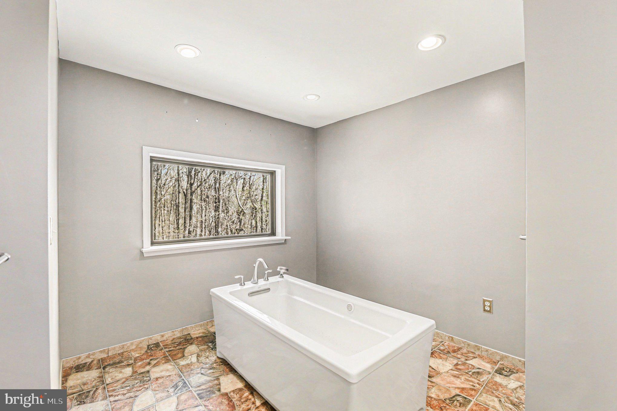 13800 Cripplegate Road Phoenix, MD 21131 - Photo 25 of 47 a bathroom with a bathtub and shower