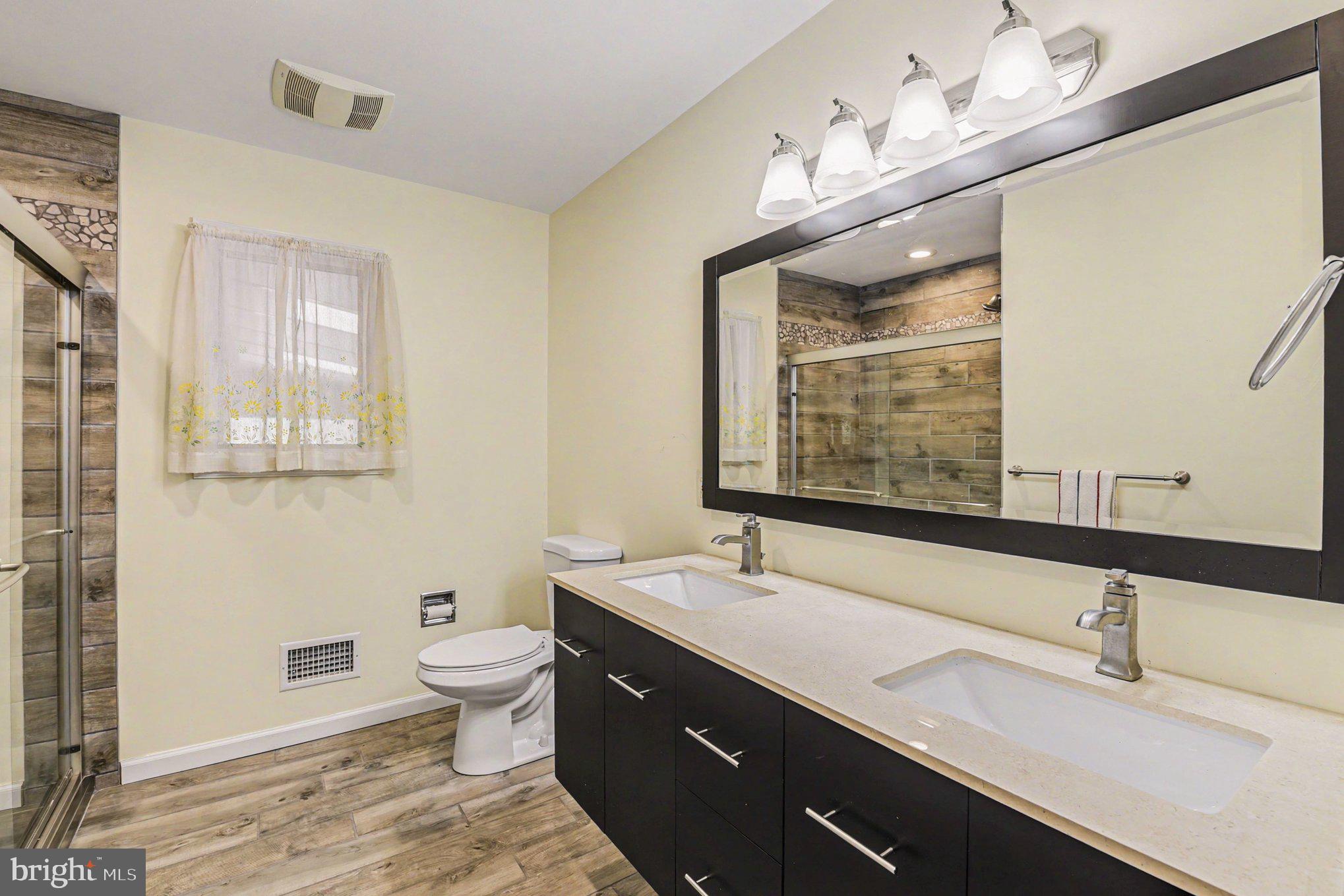 13800 Cripplegate Road Phoenix, MD 21131 - Photo 28 of 47 a bathroom with a double vanity sink and a mirror