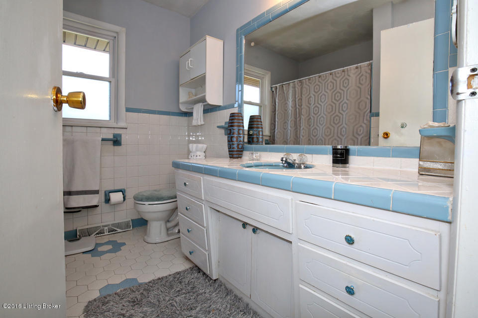 211 Topfield Road Louisville, KY 40229 - Photo 19 of 39 Hall Bath