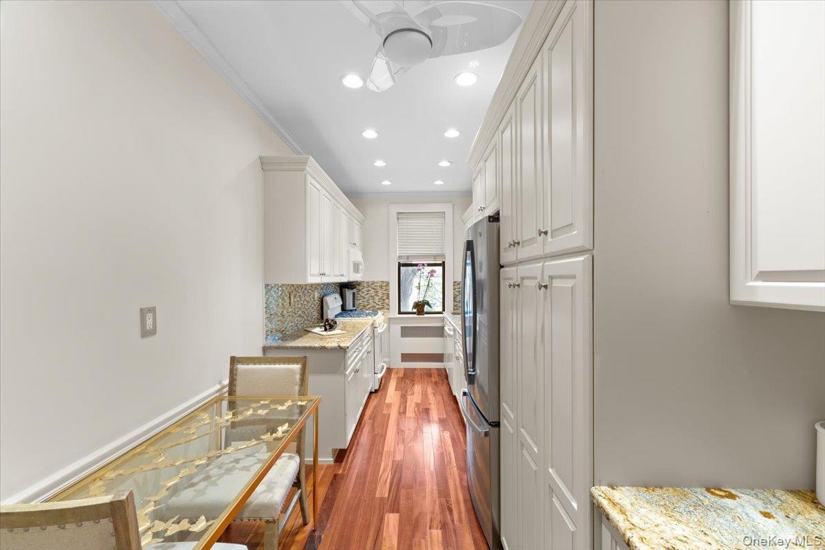21 Barstow Road, Unit 2I Great Neck, NY 11021 - Photo 13 of 30