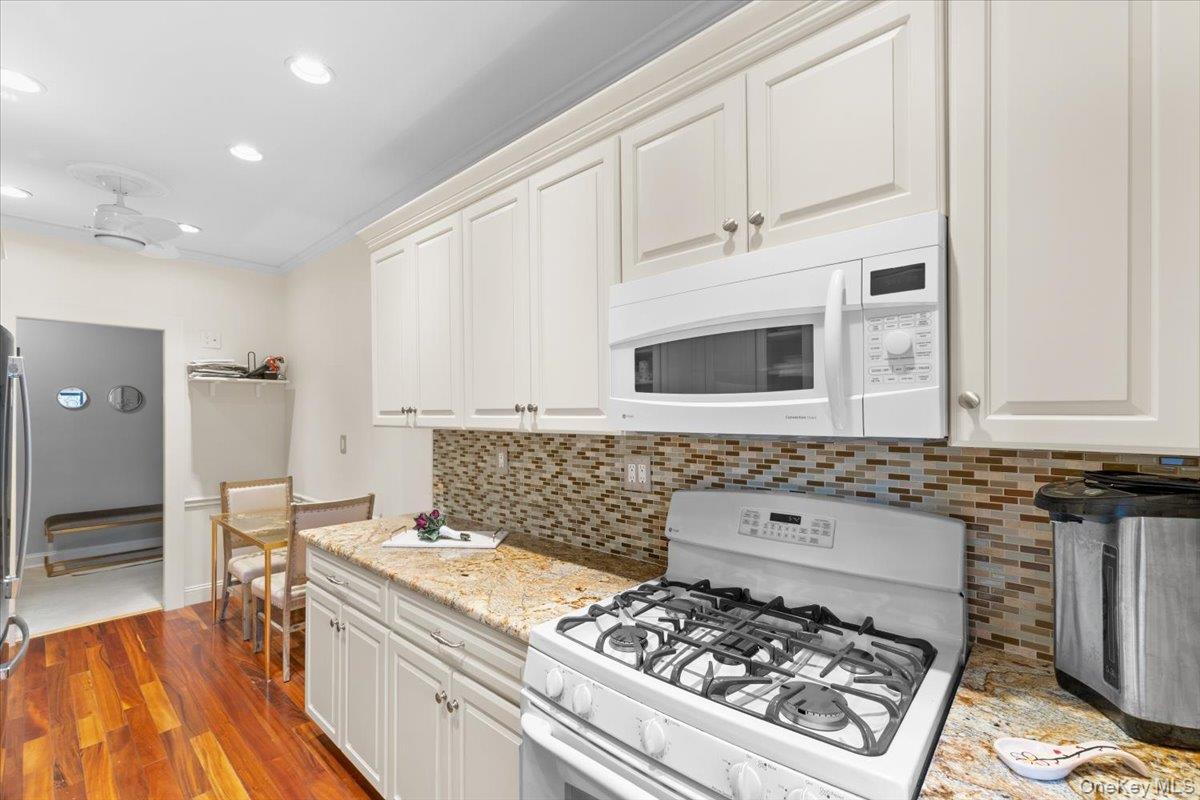 21 Barstow Road, Unit 2I Great Neck, NY 11021 - Photo 17 of 30