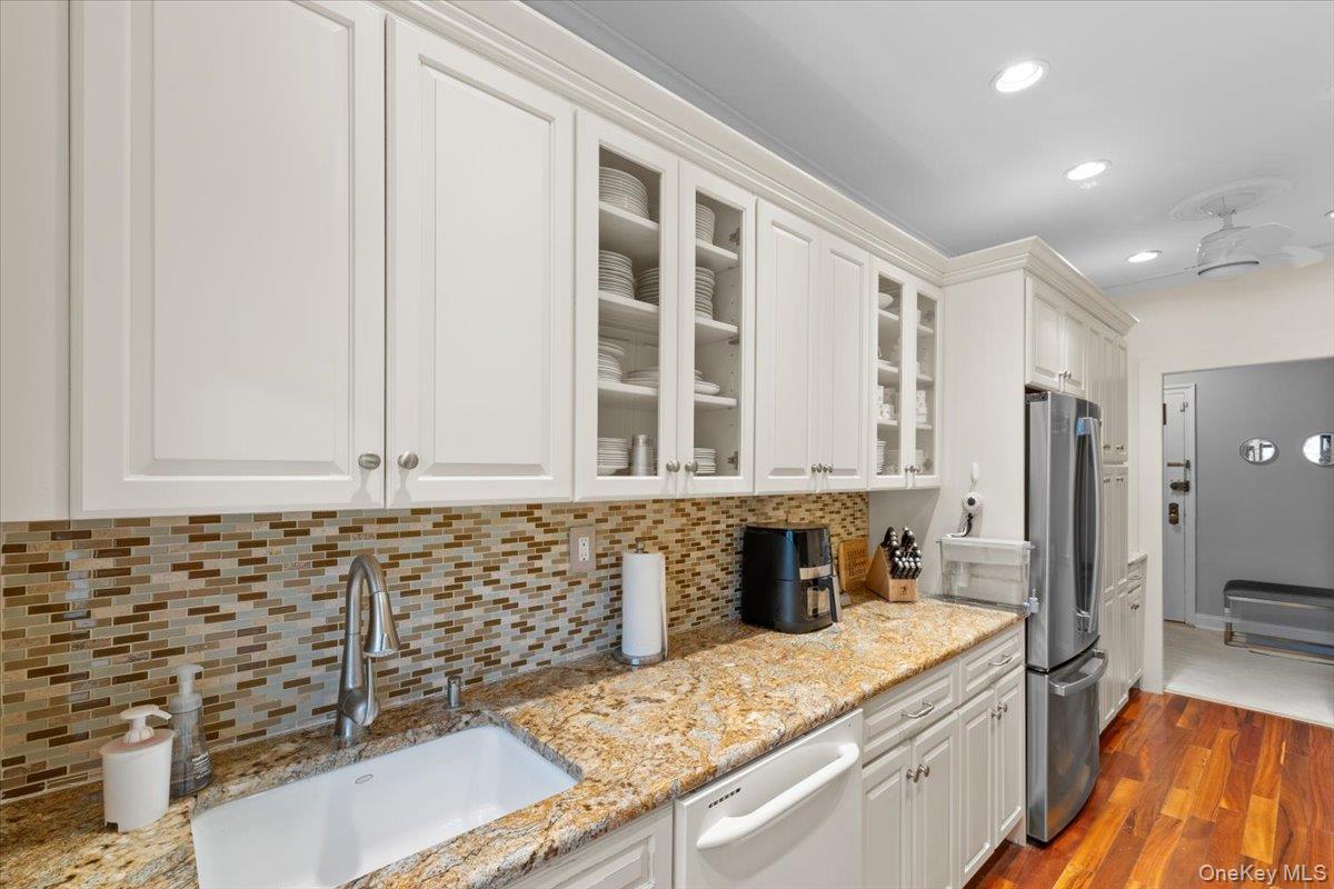21 Barstow Road, Unit 2I Great Neck, NY 11021 - Photo 18 of 30