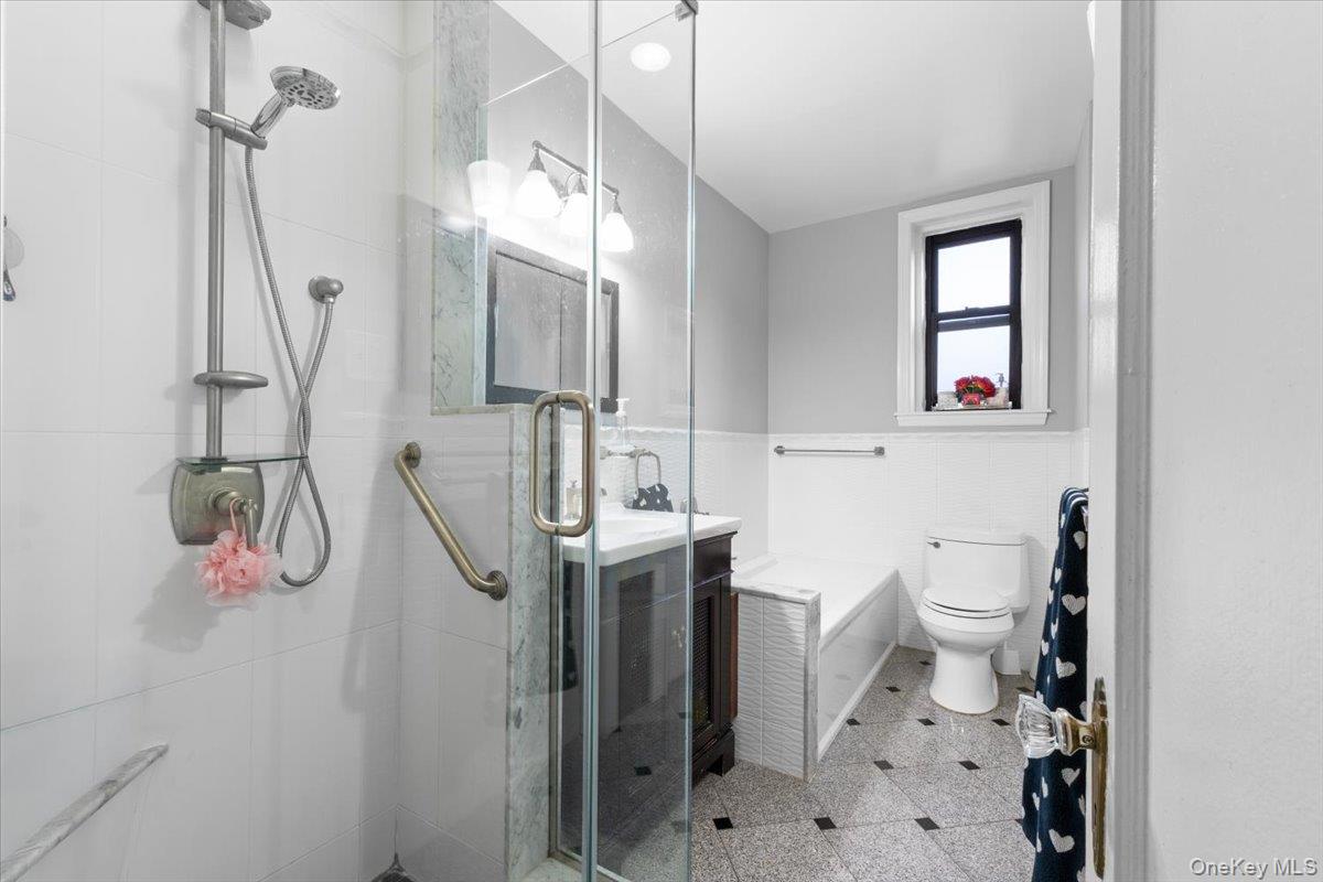 21 Barstow Road, Unit 2I Great Neck, NY 11021 - Photo 19 of 30