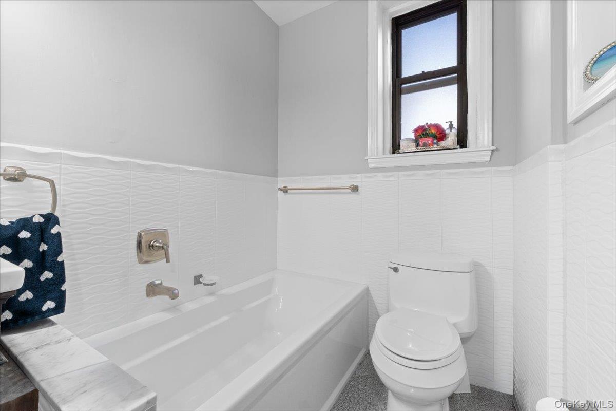 21 Barstow Road, Unit 2I Great Neck, NY 11021 - Photo 20 of 30