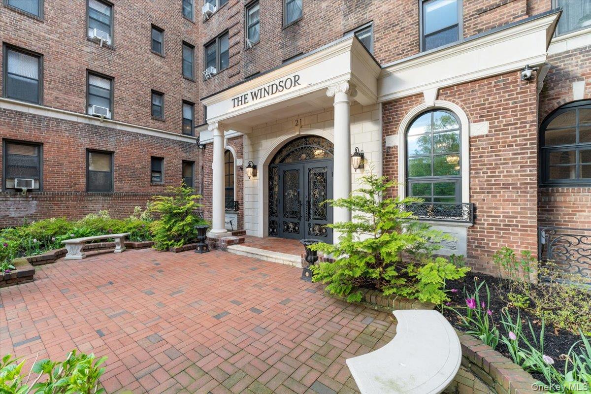 21 Barstow Road, Unit 2I Great Neck, NY 11021 - Photo 2 of 30