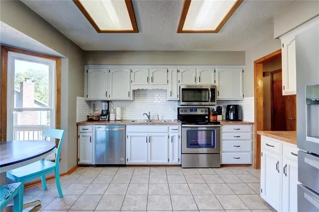 $287,500 | 1654 Southeast Boone Trail, Lee's Summit, MO 64063