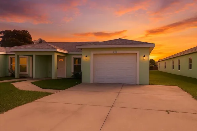 a view of backyard of the house