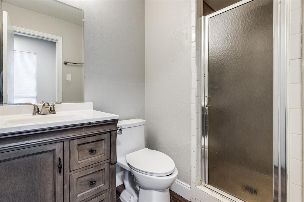 5840 Spring Valley Road, Unit 803 Dallas, TX 75254 - Photo 10 of 12 Hall bath is close to the 2 secondary bedrooms.