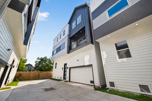 $560,000 | 1122 West 16th Street, Unit D, Houston, TX 77008