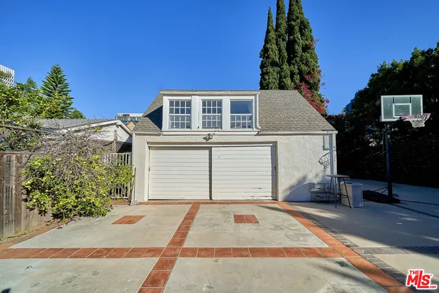 a house view with a outdoor space
