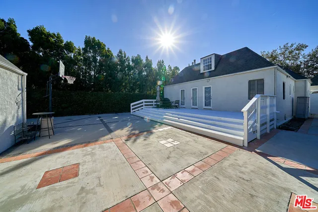 a house view with a backyard space