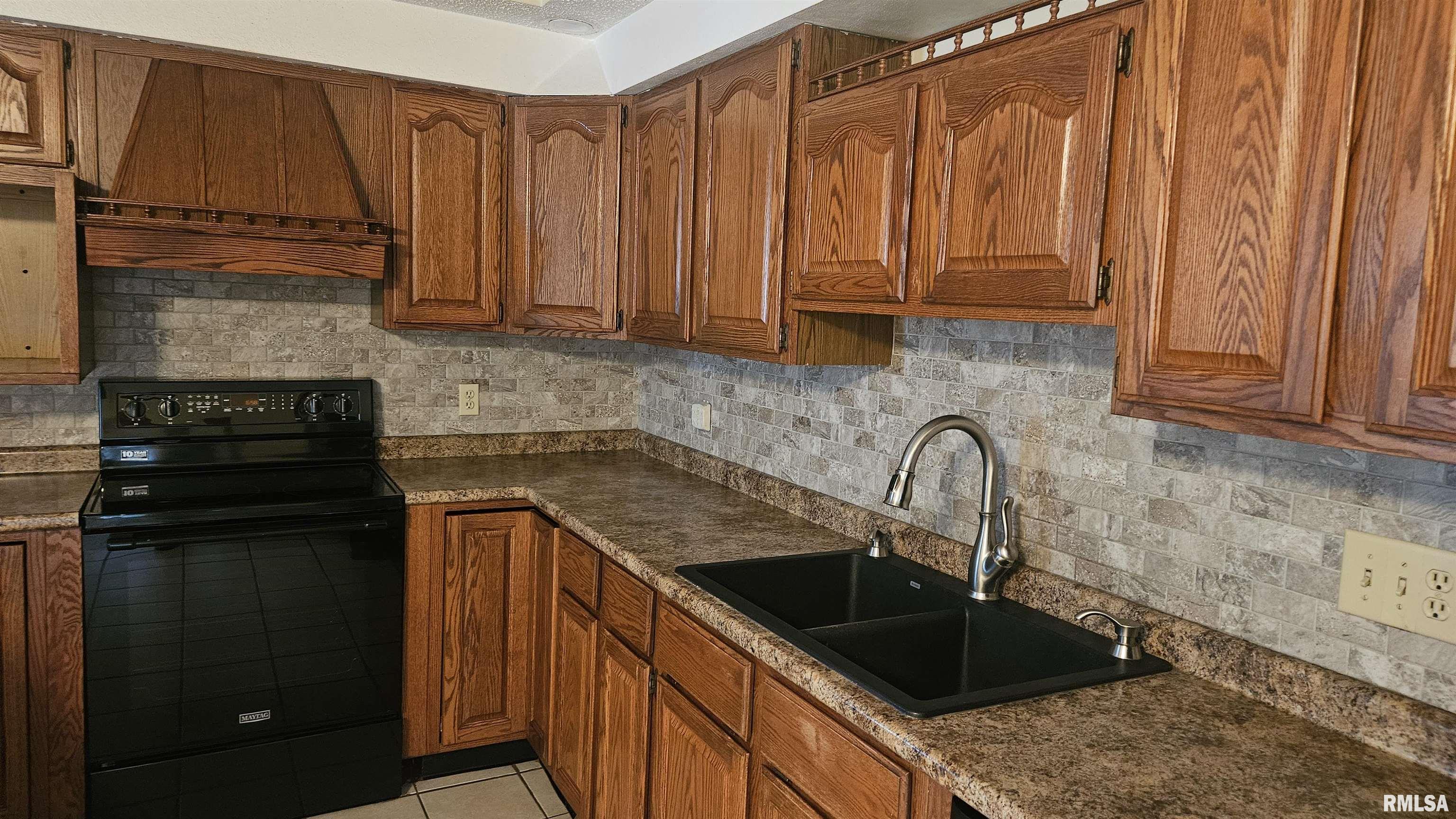 517 Baxter Court Canton, IL 61520 - Photo 16 of 39