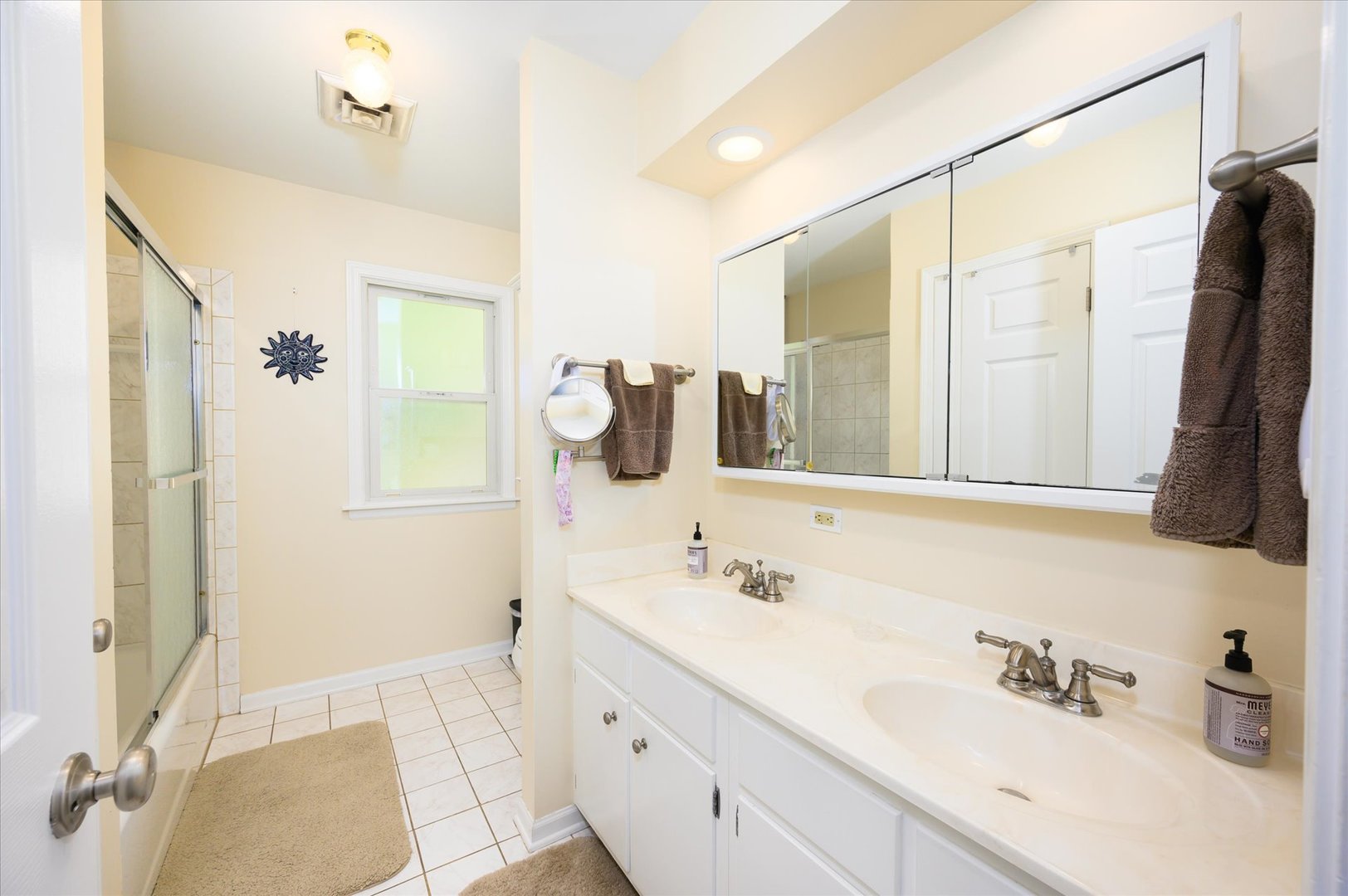 1709 Kay Road Wheaton, IL 60187 - Photo 25 of 37 a bathroom with a tub sink and mirror