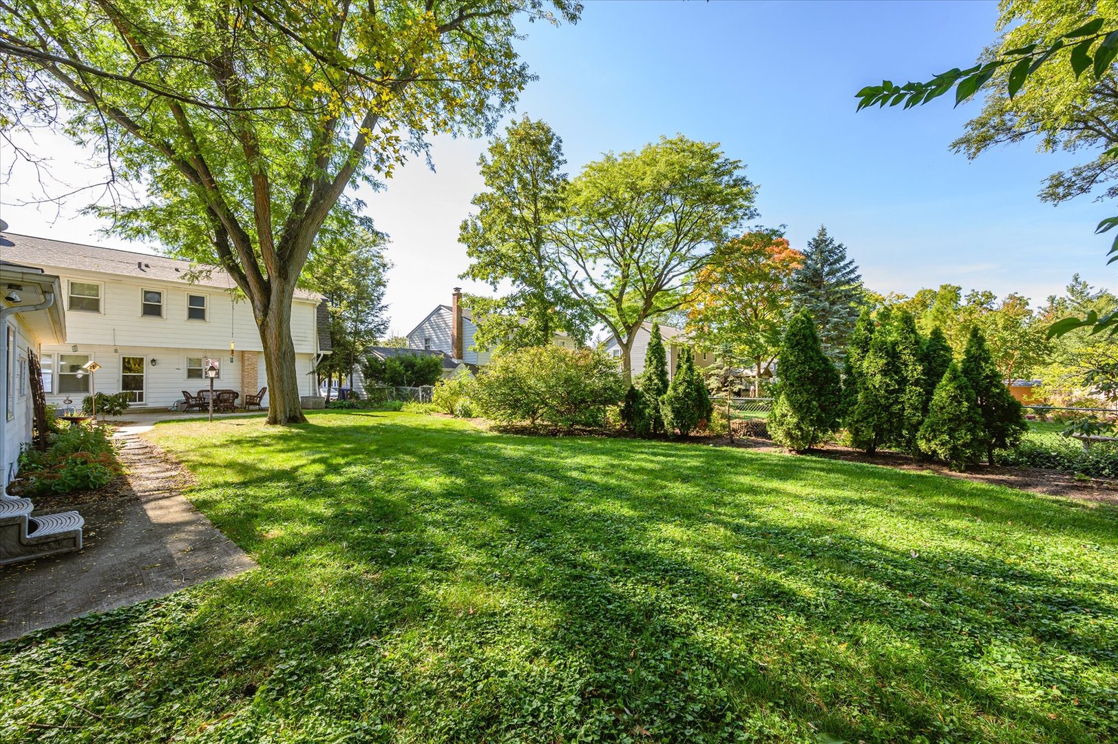 1709 Kay Road Wheaton, IL 60187 - Photo 31 of 37 a view of a yard with plants and trees