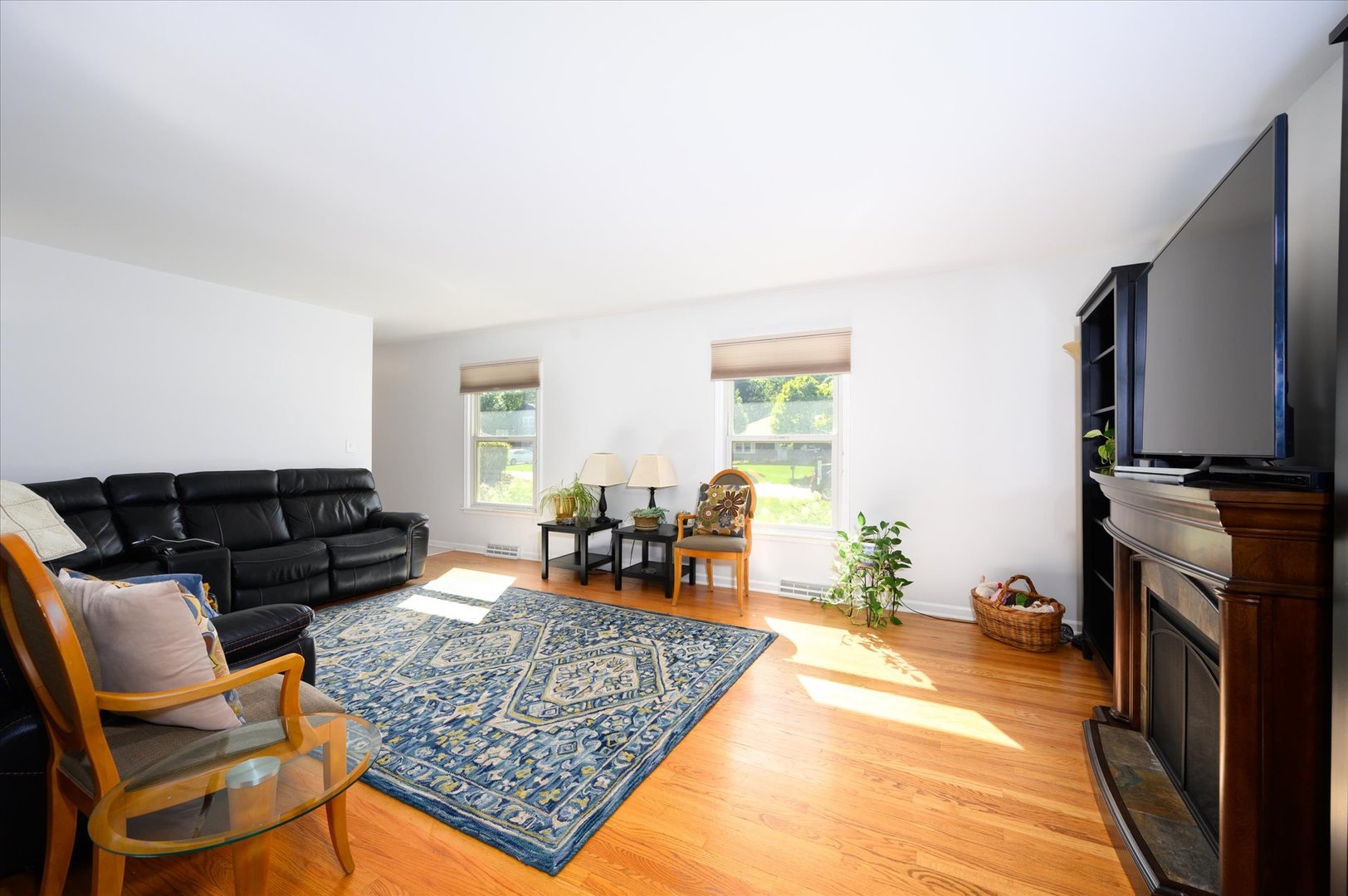 1709 Kay Road Wheaton, IL 60187 - Photo 8 of 37 a living room with furniture and a flat screen tv